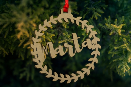 Bola de Nadal personalitzada · Nom i fulles · Fusta