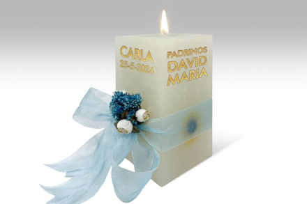 Espelma personalitzada per  bateig blanca amb flor incrustada 1