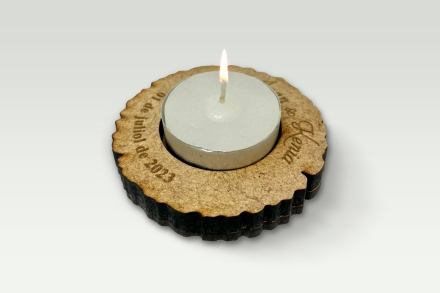 Suport d'espelma en fusta gravat