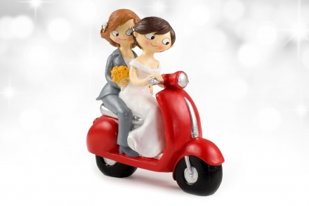 Figuras de la novia y la madrina en moto