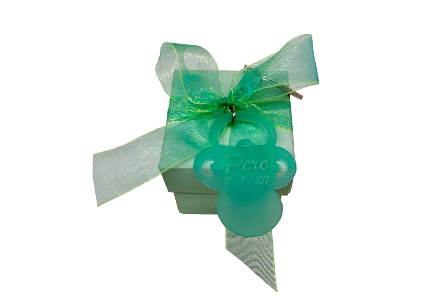 Capsa verda amb clauer decoratiu en forma de xumet personalitzat per a bateig